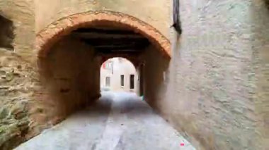 Komano 'nun korunmuş tarihi evleri, ahşap kapıları, küçük bahçeleri, yeşil bahçeleri, sokak ve şeritleri, Ticino, İsviçre