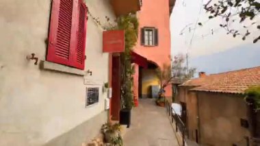 Tarihi evleri, dar virajlı caddeleri, Lugano Gölü, Gandria Gölü, İsviçre 'de balıkçı tekneleri bulunan küçük limanı olan eski bir dağ köyünde zaman yolculuğu.