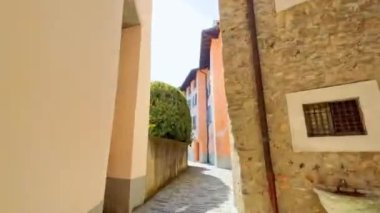 Ortaçağ evleri, Carona, Ticino, İsviçre 'nin dar sokaklarında ve sokaklarında yürü.