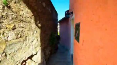 Kavisli dar köy sokaklarının, renkli evlerin ve Lugano Gölü, Gandria Gölü, Ticino, İsviçre kıyısında tekneli küçük balıkçı limanının zamanlaması.