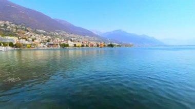 Maggiore Gölü 'nün dalgalı suları Alpler, Locarno, Ticino, İsviçre ile çevrilidir.