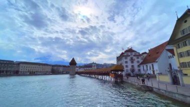 Seebrucke Köprüsü, Lucerne, İsviçre 'den Wasserturm (Su Kulesi) ile Ortaçağ ahşap Kapellbrucke (Şapel Köprüsü) üzerinde hızlı değişen bulutlu gökyüzü zamanı