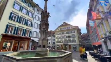 Şehir, Weinmarkt Meydanı, Metzgerrainle, Kornmarkt Meydanı, Rathaus (belediye binası) ve saat kulesi (Rathausturm), Rathaussteg Köprüsü, Reuss Nehri üzerindeki Cizvit Kilisesi ve Kappelbrucke Köprüsü, Lucerne, İsviçre