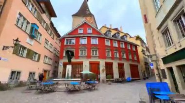 ZURICH, SWitzERLAND - 3 Nisan 2022: Neumarkt Meydanı 'nda tarihi evleri olan ortaçağ Grimmenturm Kulesi, Rindermarkt Caddesi, Stussihofstatt, Niederdorfstrasse Streets ad Hirschenplatz Meydanı, kafeleri ve restoranları olan eski kasaba yürüyüşü