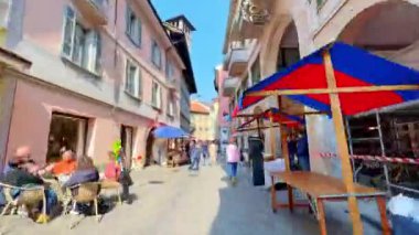 BELLINZONA, SWitzERLAND - 19 Mart 2022: Timelapse City Walk down Via Comminata, Via Nosetto ve Piazza Collegiata, çiftçi tezgahları ile birlikte 19 Mart Cumartesi günü Bellinthe 'de