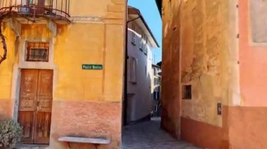 Renkli ortaçağ evleri, küçük Piazza Montaa Meydanı dar sokaklar ve arka sokaklar, Ticino, İsviçre