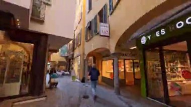 LUGANO, SWitzERLAND - 25 Mart 2022: Lugano Gölü, Riforma Meydanı, Lugano Gölü ve Monte Bre 'deki eski caddeler, kasaba evleri, mağazalar, restoranlar manzaralı eski kentte yürüyüş