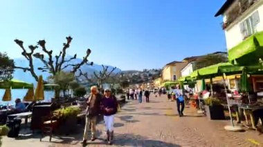 Renkli vintage evler, kafeler, barlar, hediyelik eşya dükkanları ve Lake Maggiore, Ascona, İsviçre manzaralı Piazza Giuseppe Motta 'da yürüyüş