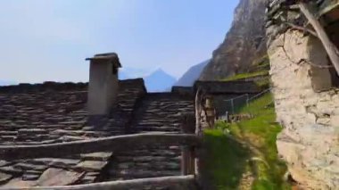 Brontallo köyünde Timelapse yürüyüşü, Lepontine Alpleri ve taş çatıları, Val Lavizzara, Vallemaggia, Ticino, İsviçre
