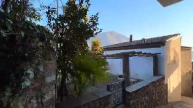 Eski Gandria 'da Lugano Gölü' nün dar kıvrımlı caddeleri ve yeşil seti ile Lugano Prealps, Ticino, İsviçre