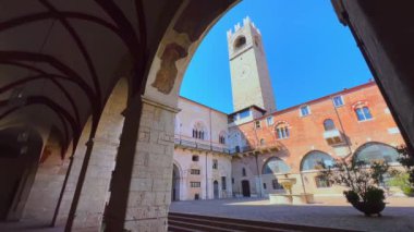 Palazzo Broletto 'dan Panorama, Avlu ve Torre del Pegol Kulesi, Brescia, Lombardy, İtalya