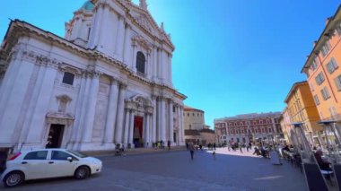 Piazza Paolo Vecchio (Eski Katedral), Duomo Nuovo (Yeni Katedral) ve Palazzo Broletto Sarayı, Brescia, Lombardy, İtalya
