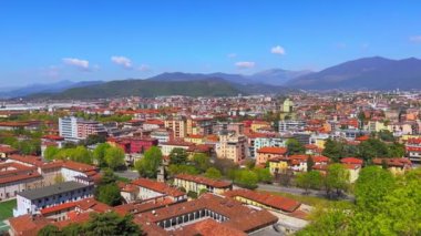 Brescia 'nın panoramik manzarası kırmızı kiremit çatıları ve çevresindeki dağ manzarası, Lombardy, İtalya
