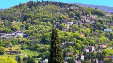 İtalya 'nın Brescia kentindeki Cidneo Tepesi' nden görülen Garda Prealps 'in Santa Croce tepesinin manzaralı yeşil yamaçları.