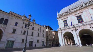 Rönesans Piazza della Loggia Meydanı, Palazzo della Loggia Sarayı (belediye binası), Palazzo Monte di Pieta Sarayı, Torre dell 'Orologio astronomik saati, açık hava restoranları ve tarihi evleri, Brescia, İtalya