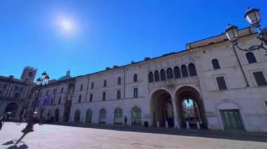 Tarihi Loggia Meydanı Panoraması, ortaçağ Palazzo Monte di Pieta Sarayı, Torre dell 'Orologio (Saat Kulesi) astronomik saati ve açık hava restoranları olan eski renkli evleri, Brescia, İtalya