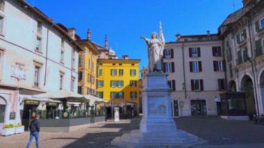 La Bella Italia mermer heykeli, açık hava restoranları, Palazzo della Loggia sarayı ve Palazzo Monte di Pieta Sarayı, Brescia, İtalya