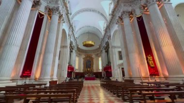 Tarihi Yeni Katedral 'in (Duomo Nuovo) panoramik iç mimarisi, uzun sütunlar, alçı sütunlar, sunak, heykeller, kasa ve ana kubbe, Brescia, Lombardy, İtalya