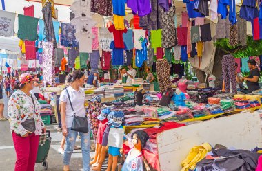 ANTALYA, TURKEY - 13 Mayıs 2017: Cumartesi Bazaar, Lara, Antalya, Türkiye 'deki büyük tişört tezgahı