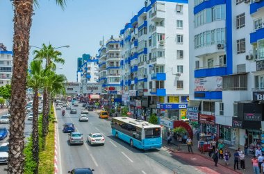 ANTALYA, TURKEY - 13 Mayıs 2017: Türkiye 'nin Antalya kentindeki Yener Ulusoy Bulvarı' nda mağazaları, kafeleri, ofisleri ve hızlı trafiği olan modern yerleşim yerleri