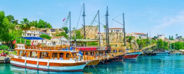 Türkiye 'nin Antalya ilinin Kaleici limanındaki demirli turizm gemileri hattı