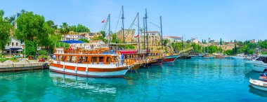Türkiye 'nin Kaleici kentindeki eski Antalya limanında ahşap turizm gemilerine sahip Panorama