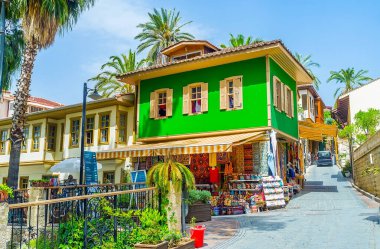 Türkiye 'nin Antalya kentindeki Mermerli Parkı' na bağlı geleneksel Türk evinde yerel el sanatları satan hediyelik eşya mağazası