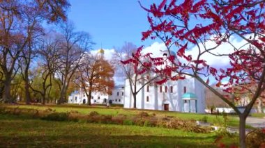 Arka planda ortaçağ beyaz Borys ve Hlib Katedrali ve Chernihiv Koleji binaları, Chernihiv Dytynets (Çernigov Kalesi) Park, Chernihiv, Ukrayna
