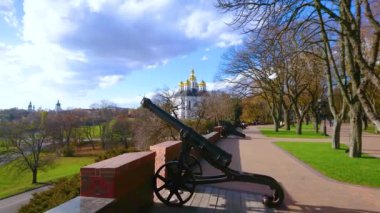 Chernihiv Dytynets (Chernigov Citadel) Parkı 'nın topları ile sokaktan geçen Panorama, şehrin ufuk çizgisini, yeşil manzarayı ve St. Catherine Kilisesi, Chernihiv, Ukrayna