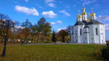 Rengarenk çiçek yatakları ve Ukrayna Barok St Catherine Kilisesi, Chernihiv, Ukrayna 'nın görkemli binası ile yemyeşil parkın manzarası.