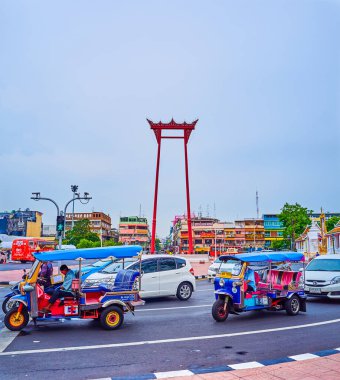 BANGKOK, THAILAND - MAY 14, 2019: The Giant Swing Buddhist structure amid the busy Dinso Road, on May 14 in Bangkok clipart