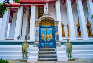 Wat Suthat 'ın Ubosot' unun renkli yan kapısı. İki gardiyanı var, Bangkok, Tayland.