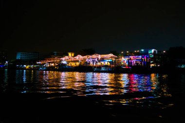 BANGKOK, THAILAND - 14 Mayıs 2019: Chao Phraya Nehri üzerindeki Tha Maharaj iskelesi 14 Mayıs 'ta Tayland' ın Bangkok kentinde aydınlandı