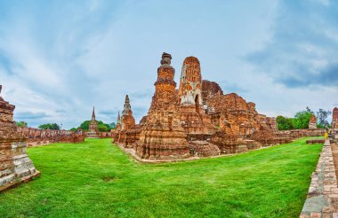 Wat Mahathat kompleksi, Ayutthaya, Tayland 'da korunmuş antik tapınakların panoraması.