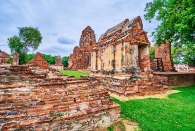 Wat Mahathat kompleksi tuğla tapınaklar, çedi ve temeli ile, Ayutthaya, Tayland