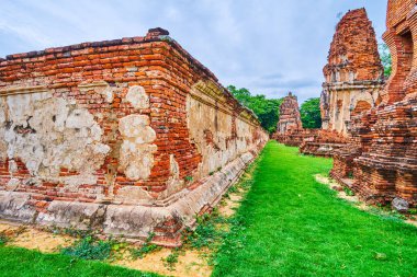 Wat Mahathat arkeolojik kompleksi, Ayutthaya, Tayland 'ın antik kalıntıları arasında yürü