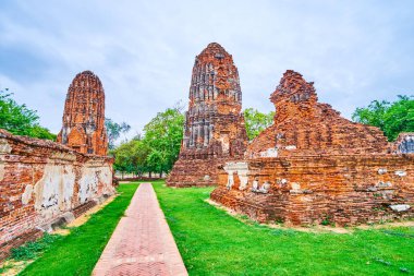 Wat Mahathat arkeolojik kompleksi, Ayutthaya, Tayland 'ın antik kalıntıları arasında yürü