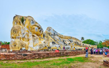 AYUTTHAYA, THAILAND - 5 Mayıs 2019: Ayutthaya arkeoloji kompleksinde Wat Lokaya Sutha adlı yaslanan Buda 'nın dev heykeli, 5 Mayıs' ta Ayutthaya 'da