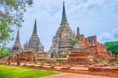 Antik tuğla çitleri, yeşil çimenler ve Wat Phra Si Santhe Arkeolojik Budist alanı, Ayutthaya, Tayland