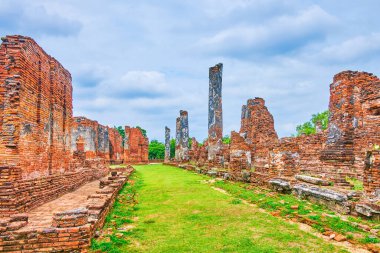 Arkeolojik site Wat Phra Si Santhe korunmuş çedi ve bina temelleri, Ayutthaya, Tayland