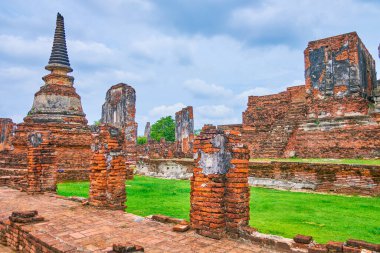 Çedi ve antik binaların temelleri, Ayutthaya, Tayland 'daki Wat Phra Si Santhe arkeolojik sitesi