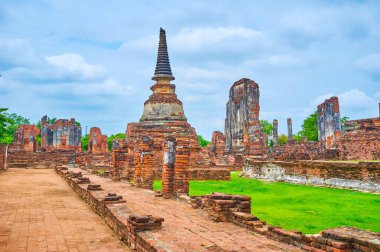Çedi ve antik binaların temelleri, Ayutthaya, Tayland 'daki Wat Phra Si Santhe arkeolojik sitesi