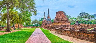 Antik tuğla çitleri, yeşil çimenler ve Wat Phra Si Santhe Arkeolojik Budist alanı, Ayutthaya, Tayland