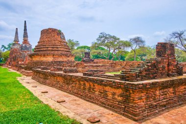 Çedi ve antik binaların temelleri, Ayutthaya, Tayland 'daki Wat Phra Si Santhe arkeolojik sitesi