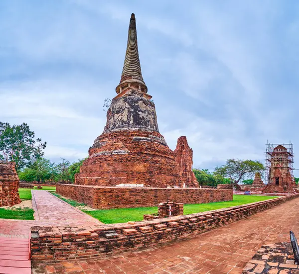 Wat Mahathat kompleksi tuğla tapınaklar, çedi ve temeli ile, Ayutthaya, Tayland