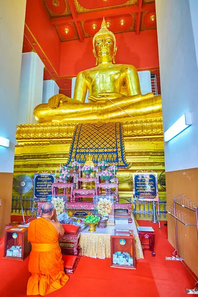 AYTTHAYA, THAILAND - 14 Mayıs 2019: Wihan Phra Mongkhon Bophit Tapınağındaki Büyük Altın Lord Buddha, 14 Mayıs 'ta, Tayland
