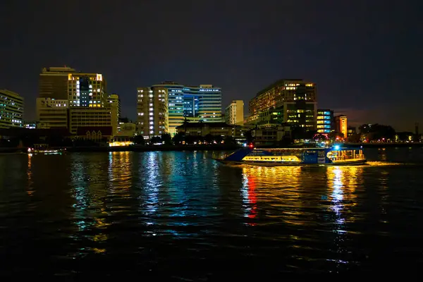 stock image The night view of the Chao Phraya River and the buildings along its banks in Bangkok, Thailand