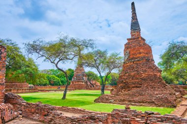 Wat Phra Si Arkeoloji kompleksi, Ayutthaya, Tayland tuğla kalıntıları olan gölgeli yeşil park.