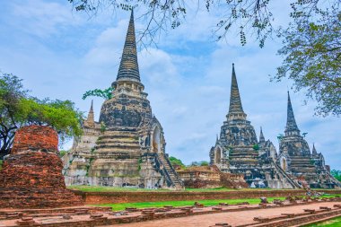 Arkeolojik site Wat Phra Si Santhe korunmuş çedi ve bina temelleri, Ayutthaya, Tayland