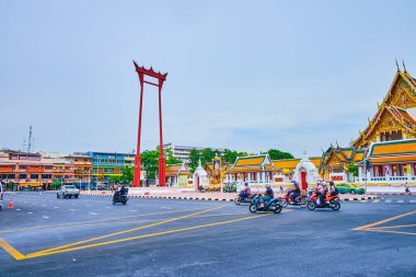 BANGKOK, THAILAND - 14 Mayıs 2019: Dev Swing Budist yapısı arkasında kalabalık Dinso Yolu ve Wat Suthat Tapınağı arasında 14 Mayıs 'ta Bangkok' ta